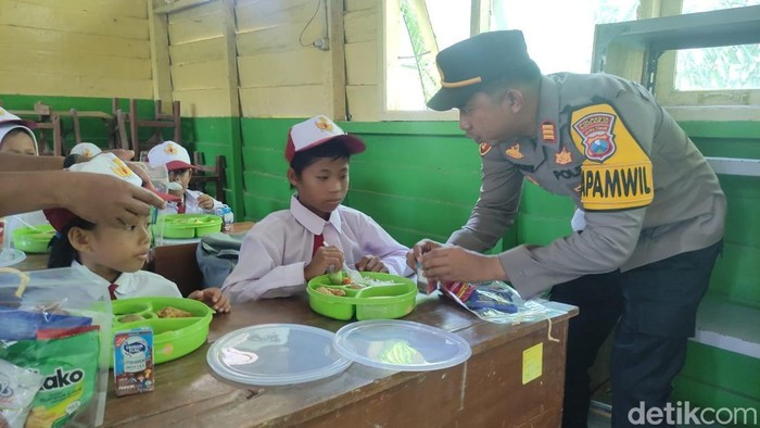 Siswa SD di daerah terpencil di Sidoarjo mendapat makan siang gratis