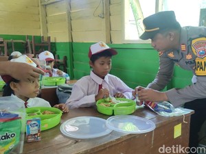 Senangnya Bocah SD Terpencil di Sidoarjo Saat Dapat Makan Siang Gratis