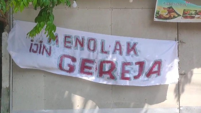 Spanduk penolakan gereja yang sempat terpasang di sekitar kantor Kecamatan Lemahwungkuk