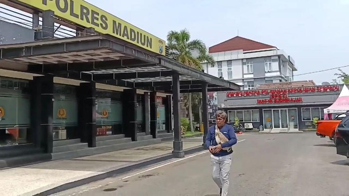 Sugeng Harianto saat menjalani pemeriksaan