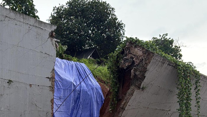 Tembok Penyangga Tol Serpong-Cinere Ambruk