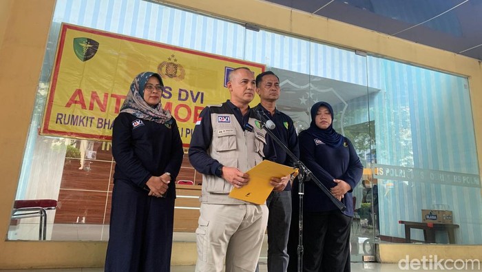 Tim DVI RS Polri menjelaskan proses identifikasi jenazah korban kebakaran pabrik pakan di Bekasi.