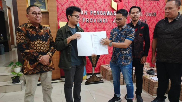 Tim Luthfi-Yasin Lengkapi Berkas Dugaan Kades Tak Netral ke Bawaslu