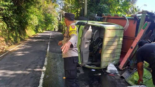 Truk bermuatan kayu terguling setelah tidak kuat menanjak saat melintas di Jalan Raya Susut, Desa Buahan, Kecamatan Payangan, Gianyar, Bali, Sabtu (2/11/2024). (Foto: Dok. Polres Gianyar)