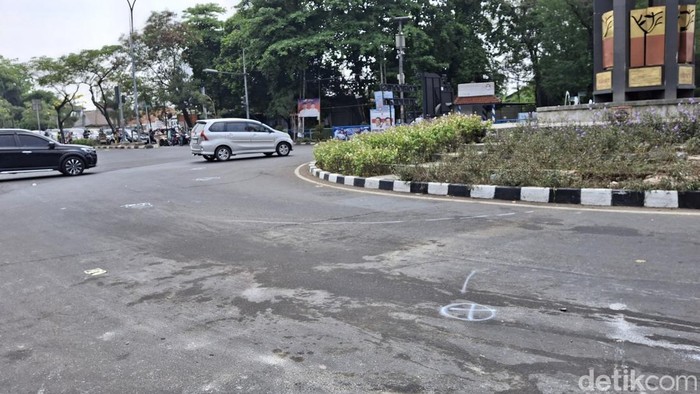 Truk ugal-ugalan menabrak belasan kendaraan hingga diamuk massa di Cipondoh, Tangerang, Banten. Ini lokasinya. (Taufiq/detikcom).