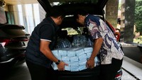 Selain penambahan jumlah uang tunai yang disita, barang bukti baru lainnya juga disita yakni dua unit mobil. Irjen Asep juga menyebut terdapat barang bukti alat elektronik berupa handphone dan laptop dari para tersangka.