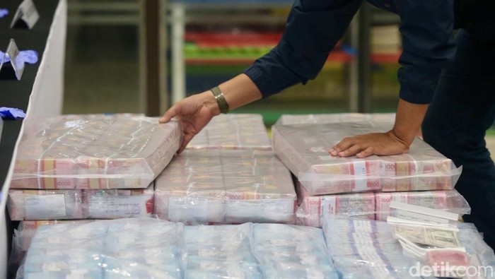 Polisi menyita uang tunai Rp 70,1 miliar dalam kasus sindikat judi online slot-8278 jaringan internasional. Begini penampakannya.