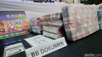 Karena itulah, kata Irjen Asep, Kapolri Jenderal Sigit menginstruksikan kepada Kabareskrim Polri untuk membentuk Satgas Penanggulangan Perjudian Online. Instruksi ini sudah dilakukan ke jajaran mabes hingga polda guna menindaklanjuti segala hal yang berkaitan dengan praktik judi online.
