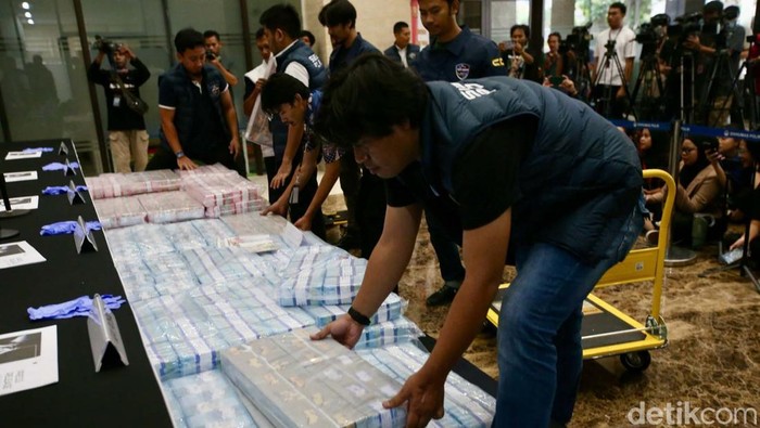 Polisi menyita uang tunai Rp 70,1 miliar dalam kasus sindikat judi online slot-8278 jaringan internasional. Begini penampakannya.