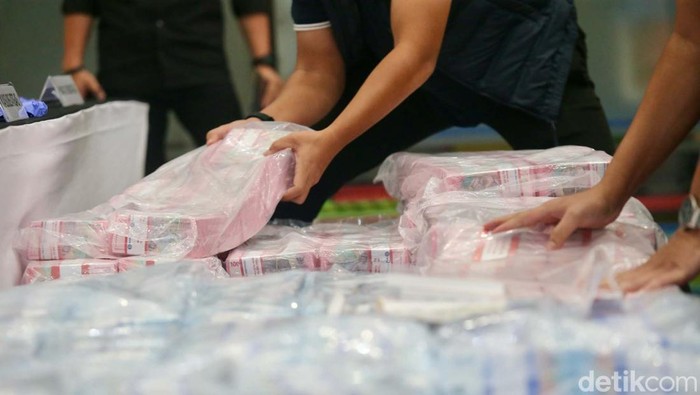 Uang Bertumpuk-tumpuk Hasil Judi Online Disita Polisi Polisi menyita uang tunai Rp 70,1 miliar dalam kasus sindikat judi online slot-8278 jaringan internasional. Begini penampakannya.
