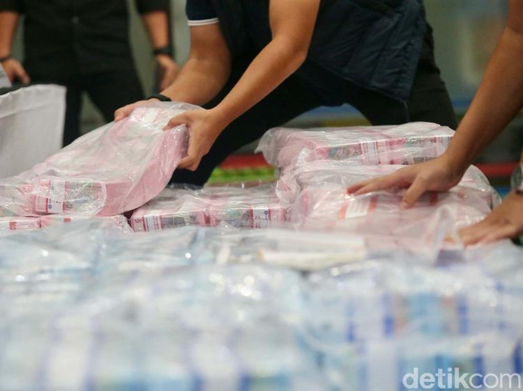 Uang Bertumpuk-tumpuk Hasil Judi Online Disita Polisi
