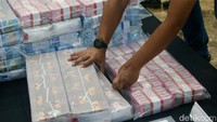 Irjen Asep mengatakan perusahaan-perusahaan itu dikendalikan sejumlah orang. Dalam kasus ini, Satgas telah menangkap 7 orang tersangka. Terdiri atas 1 WNA dan 6 orang WNI.
