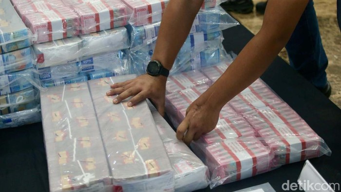 Uang Bertumpuk-tumpuk Hasil Judi Online Disita Polisi Polisi menyita uang tunai Rp 70,1 miliar dalam kasus sindikat judi online slot-8278 jaringan internasional. Begini penampakannya.