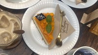Makanan dan kopi di kafe ini