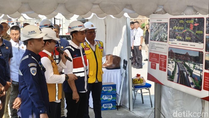Wakil Presiden Gibran Rakabuming Raka meninjau proyek pembangunan elevated rail simpang tujuh Joglo, Kecamatan Banjarsari, Kota Solo, Sabtu (2/11/2024)