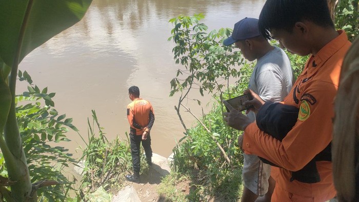 Warga dan Tim SAR melakukan pencarian wanita disabilitas yang diduga hilang di Sungai Maloso, Polman.
