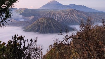 Fotografer Malaysia Nur Syaireen Natasya Binti Azharin dengan fotonya berjudul Volcanoes menjuara kategori Smartphone Weather Photographer of the Year 2024. Foto ini diambil di Gunung Bromo, Jawa Timur menggunakan Samsung Galaxy Z Flip 4. Foto: Nur Syaireen Natasya Binti Azharin/Weather Photographer of the Year 2024