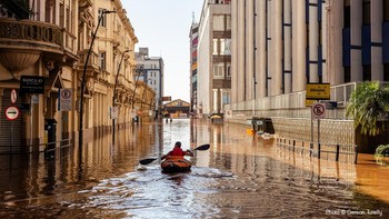 Rowing hasil jepretan fotografer Brasil Gerson Turelly menjadi satu-satunya juara Climate Award 2024. Foto yang memperlihatkan seorang anak muda yang mendayung kayak di tengah banjir besar di Porto Alegre, Brasil ini juga menjuarai public vote. Foto: Gerson Turelly/Weather Photographer of the Year 2024