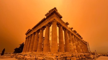 African Dust Over Athens hasil jepretan Lesley Hellgeth menjadi juara kedua kategori Smartphone. Foto ini memperlihatkan Parthenon di Athena, Yunani yang diselimuti debu dari Gurun Sahara. Foto: Lesley Hellgeth/Weather Photographer of the Year 2024