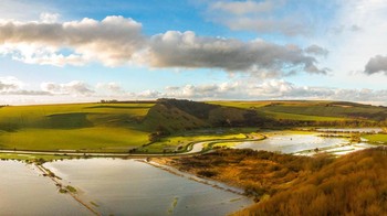 Saturated Earth and Skys Promise hasil jepretan Ellis Skelton menjadi juara kedua katgori Young. Foto ini diambil di Cuckmere Valley, Inggris menggunakan drone DJI Mini 2. Foto: Ellis Skelton/Weather Photographer of the Year 2024