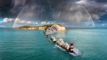 Evening Shower Over the Needles karya Jamie Russell terpilih sebagai juara ketiga kategori utama Weather Photographer of the Year 2024. Foto ini juga menjadi juara ketiga dari hasil voting publik. Foto: Jamie Russell/Weather Photographer of the Year 2024