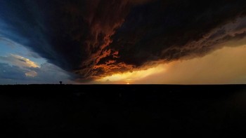 Fire and Ice karya Lincoln Wheelwright terpilih sebagai juara ketiga kategori Young. Foto yang memperlihatkan awal mula badai ini diambil menggunakan DJI Mini 2. Foto: Lincoln Wheelwright/Weather Photographer of the Year 2024