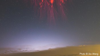 Fotografer Wang Xin asal China diganjar predikat Weather Photographer of the Year 2024 berkat fotonya Sprites Dancing in the Dark. Foto ini memperlihatkan fenomena petir unik bernama sprite yang muncul di langit Distrik Chongming, Shanghai. Foto: Wang Xin/Weather Photographer of the Year 2024