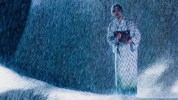 Angelina Widmann dari Austria menjadi juara pertama kategori Young Weather Photographer of the Year 2024 berkat foto bertajuk Rain Aria yang memperlihatkan penampilan Madame Butterfly di tengah hujan. Foto: Angelina Widmann/Weather Photographer of the Year 2024