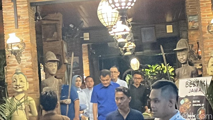 Ahmad Luthfi (biru, tengah) tampak di Omah Semar, Solo, lokasi Prabowo dan Jokowi makan malam, Minggu (3/11/2024).