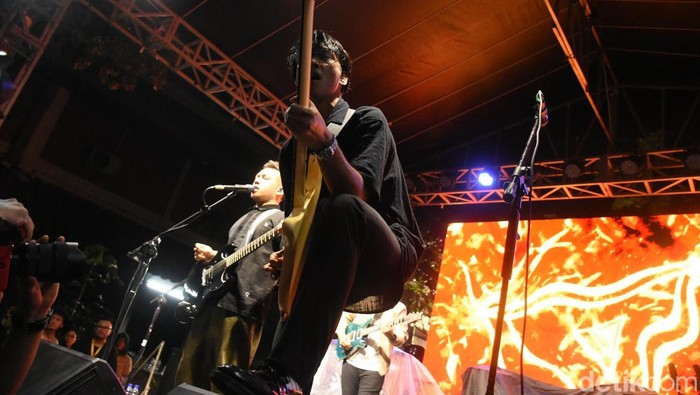 1. Perunggu tampil memukau dalam konser Studentnite Festival di FISIP UI pada Sabtu (2/11/2024).