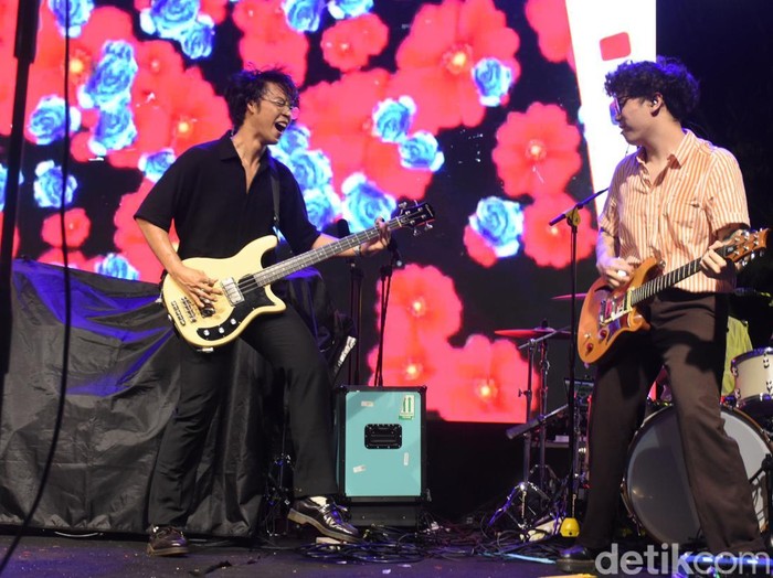 1. Perunggu tampil memukau dalam konser Studentnite Festival di FISIP UI pada Sabtu (2/11/2024).