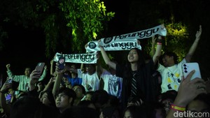 Perunggu sukses menciptakan momen tak terlupakan, membuat Studentnite Festival menjadi malam yang penuh energi bagi semua yang hadir.