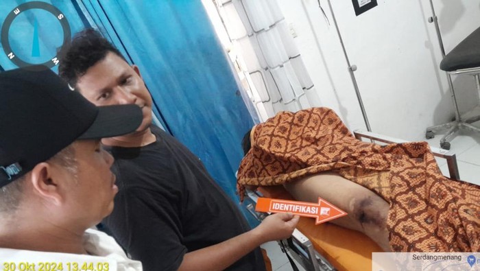 Anggota Poles OKI melakukan olah TKP terhadap korban yang nekat mengakhiri hidup dengan lompat dari tower.
