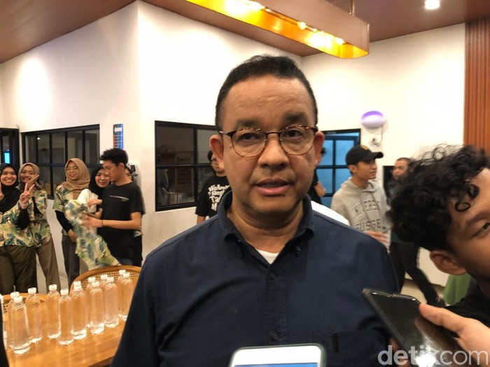 Anies Baswedan ditemui usai menghadiri panel diskusi di sebuah kafe di Banguntapan, Bantul, Minggu (3/11/2024) malam.