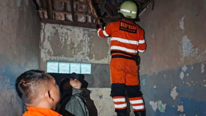 Atap rumah di Bogor ambruk imbas hujan deras (dok istimewa)
