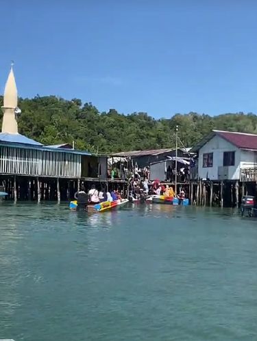 Beredar video yang memperlihatkan pria dan keluarganya membawa kotak seserahan dan menyebrangi laut untuk melamar kekasihnya