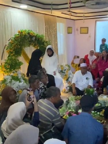 Beredar video yang memperlihatkan pria dan keluarganya membawa kotak seserahan dan menyebrangi laut untuk melamar kekasihnya