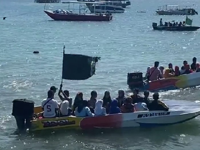 Beredar video yang memperlihatkan pria dan keluarganya membawa kotak seserahan dan menyebrangi laut untuk melamar kekasihnya