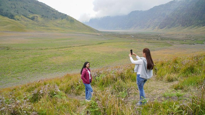 Wisatawan berfoto di kawasan Taman Nasional Bromo Tengger Semeru (TNBTS), Lumajang, Jawa Timur, Minggu (3/11/2024). Balai Besar TNBTS menerapkan penyesuaian tarif terhadap sejumlah kegiatan di kawasan tersebut sesuai Peraturan Pemerintah Nomor 36 Tahun 2024 seperti kegiatan foto pranikah yang awalnya Rp250 ribu kini Rp1 juta per paket untuk WNI dan Rp3 juta untuk WNA, kegiatan video komersial dari Rp10 juta menjadi Rp20 juta per paket untuk WNA, dan kegiatan penggunaan drone sebesar Rp2 juta per unit per hari berlaku bagi wisatawan nusantara maupun mancanegara. ANTARA FOTO/Irfan Sumanjaya/nym.