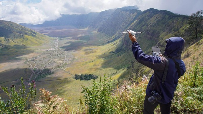 Wisatawan berfoto di kawasan Taman Nasional Bromo Tengger Semeru (TNBTS), Lumajang, Jawa Timur, Minggu (3/11/2024). Balai Besar TNBTS menerapkan penyesuaian tarif terhadap sejumlah kegiatan di kawasan tersebut sesuai Peraturan Pemerintah Nomor 36 Tahun 2024 seperti kegiatan foto pranikah yang awalnya Rp250 ribu kini Rp1 juta per paket untuk WNI dan Rp3 juta untuk WNA, kegiatan video komersial dari Rp10 juta menjadi Rp20 juta per paket untuk WNA, dan kegiatan penggunaan drone sebesar Rp2 juta per unit per hari berlaku bagi wisatawan nusantara maupun mancanegara. ANTARA FOTO/Irfan Sumanjaya/nym.