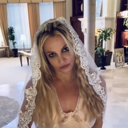 Britney Spears Joget-joget Sambil Tafakur