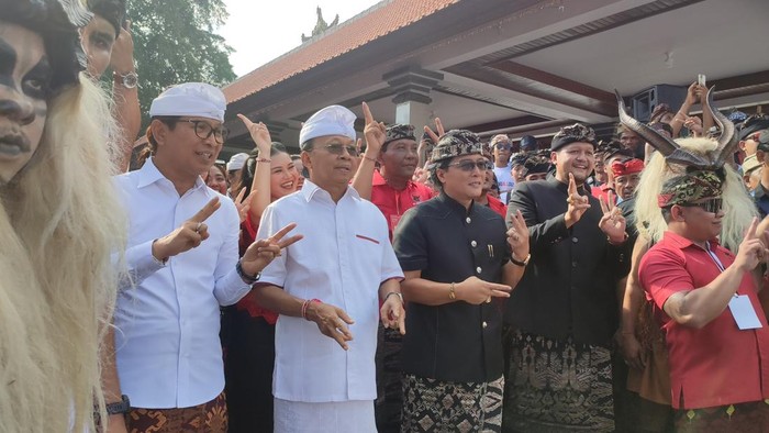 Cagub-cawagub Bali, Koster-Giri, dan cabup-cawabup Badung, Adi Cipta, berkampanye di Wantilan Desa Adat Abiansemal, Desa Sedang, Kecamatan Abiansemal, Minggu (3/11/2024). (Ahmad Firizqi Irwan/detikBali)