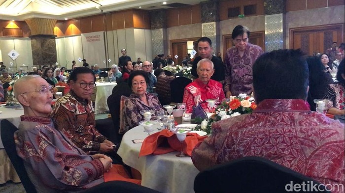 Cagub Jakarta sekaligus kader PDIP Pramono Anung bersama Ketua Umum PDIP Megawati Soekarnoputri di Hotel Grand Sahid, Jakarta, Minggu (3/11/2024). (Adrial/detikcom)