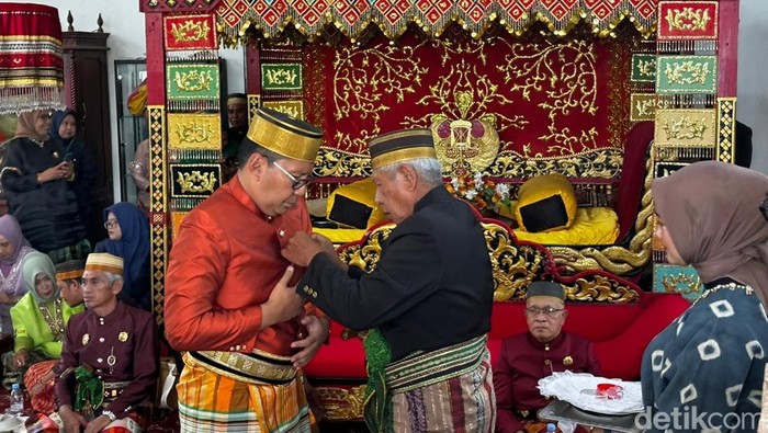 Cagub Sulsel Danny Pomanto mengunjungi Istana Langkanae Kedatuan Luwu di Kota Palopo.