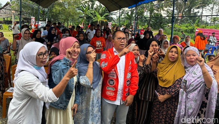 Cagub Sulsel, Danny Pomanto menyapa warga saat kampanye di Palopo.