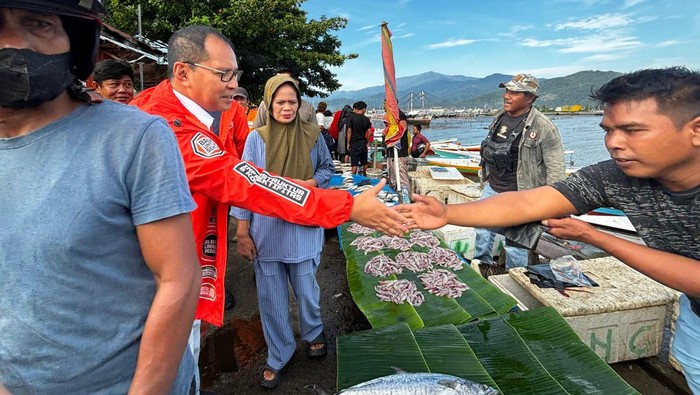 Calon Gubernur Sulsel Moh Ramdhan Danny Pomanto melakukan blusukan ke TPI Ponjalae, Kota Palopo.