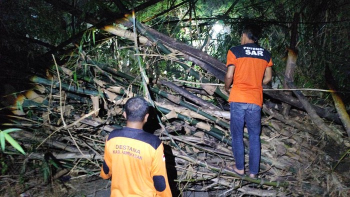 Dampak angin kencang di Pamekasan