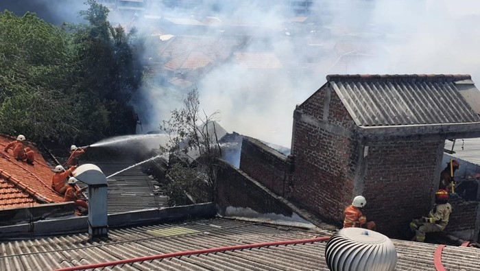 enam rumah warga Surabaya terbakar