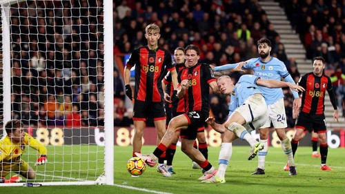 BOURNEMOUTH, ENGLAND - NOVEMBER 02: Erling Haaland of Manchester City shoots whilst under pressure from Illya Zabarnyi of AFC Bournemouth during the Premier League match between AFC Bournemouth and Manchester City FC at Vitality Stadium on November 02, 2024 in Bournemouth, England. (Photo by Alex Pantling/Getty Images)