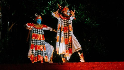 Padhepokan Seni Mangundharma menyajikan drama tari topeng “Kelana Rangga Puspita” yang berlatar cerita legenda Malang Raya pada 8 Maret 2024 di Padhepokan Seni Mangundharma. Pertunjukan tari topeng ini menjadi persinggahan keenam persembahan #GIK1Dekade: Kado Untuk Sanggar.